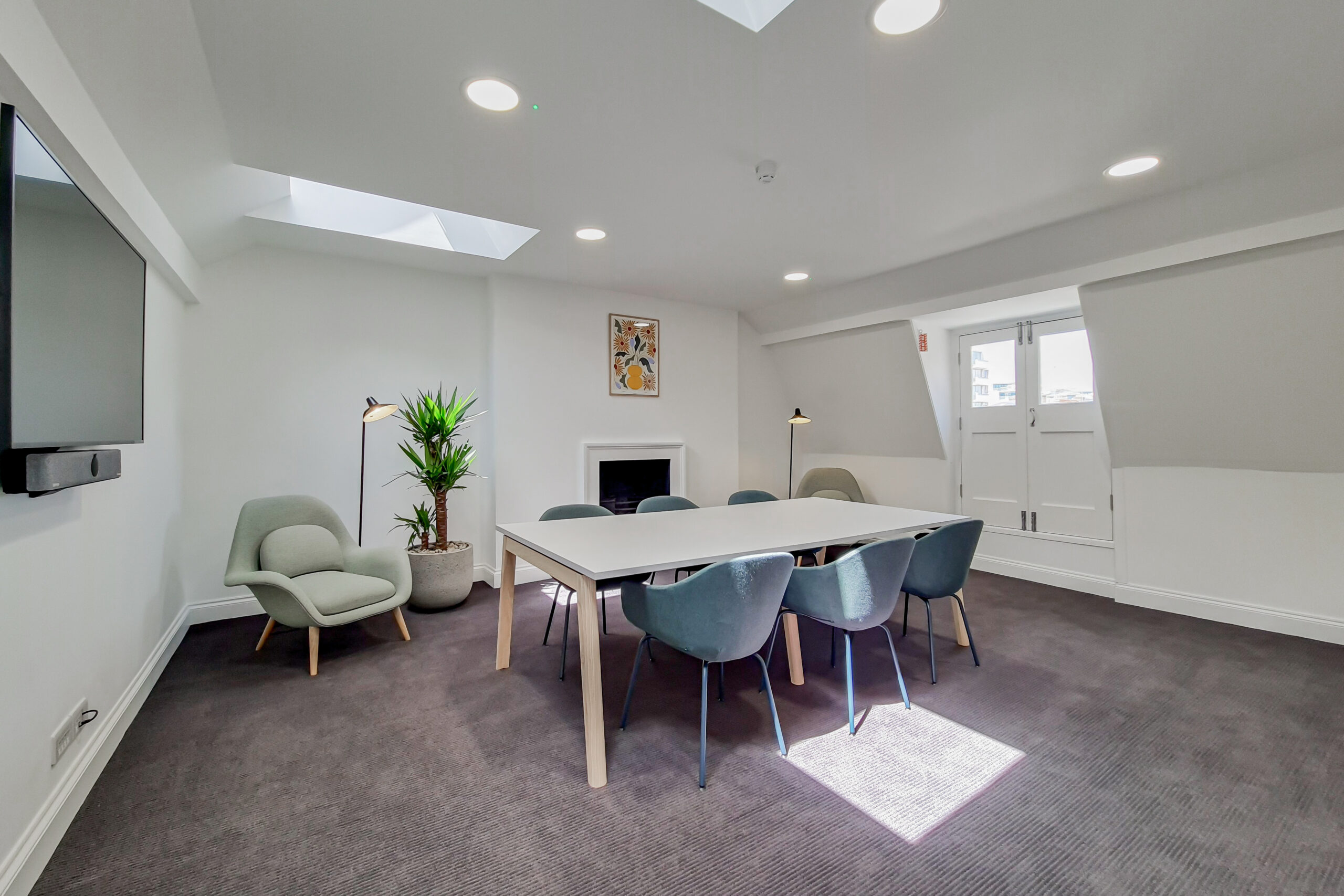 Contemporary workspace combining comfort, style and functionality.