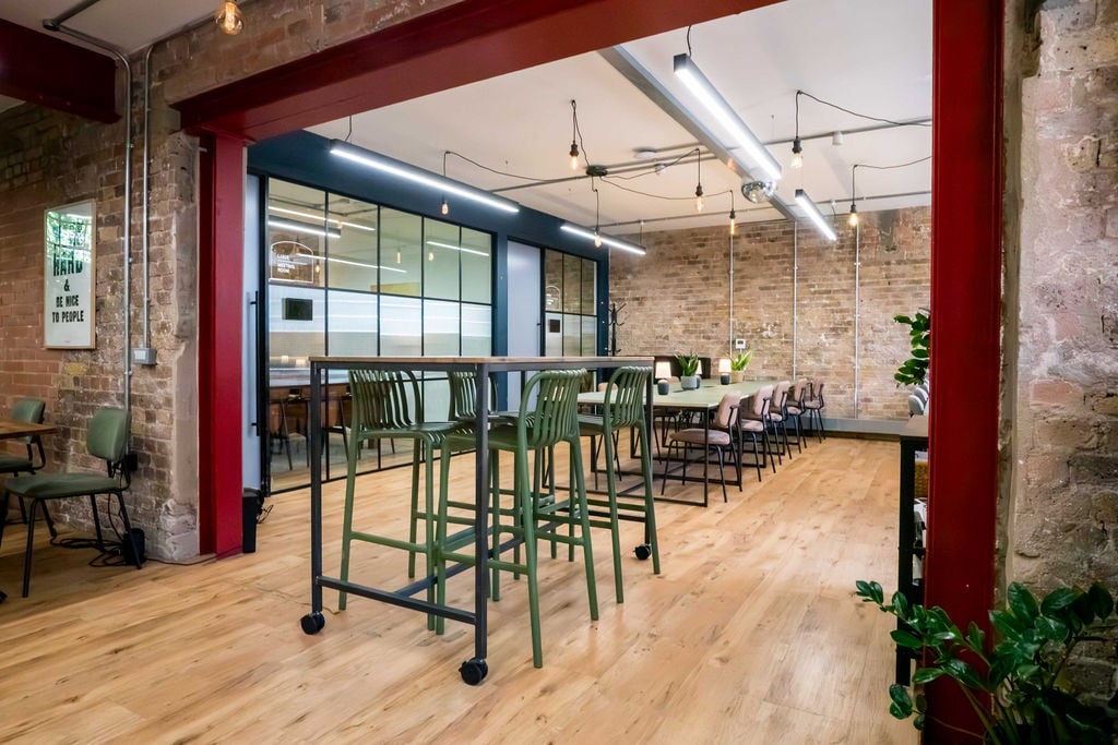 Lonsdale Club features a wide range of communal tables, quiet corners, and tall countertops to help you work, whatever the task at hand.