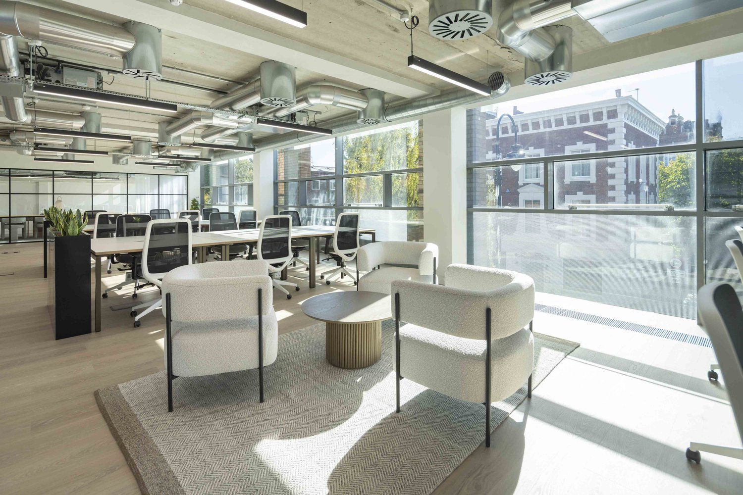 Clean, crisp and ready to move into, with a mix of smaller and larger breakout zones for every kind of working day.