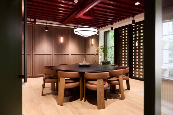 An enclosed meeting space offers privacy for client meetings, workshops and day-to-day collaboration.